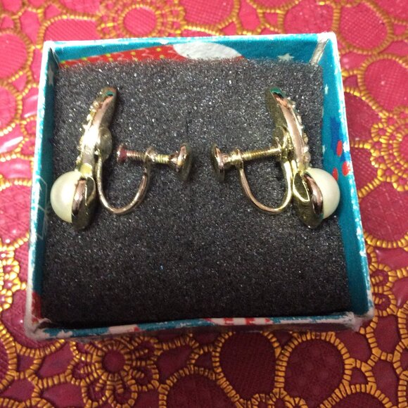 Vintage Faux Pearl & Rinestone Swirl Brooch with Matching Screw Back Earrings - Picture 3 of 4